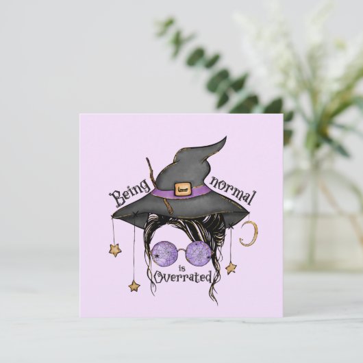 Carte Être Normal Est Surévalué - Quirky Witch Halloween (Debout devant)