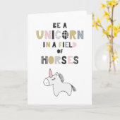 Carte Être Unicorne Dans Un Champ De Chevaux (Fleur jaune)