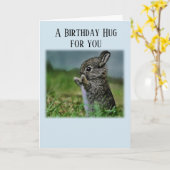 Carte Étreinte d'anniversaire de lapin de bébé (Fleur jaune)