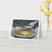 Carte Eurasien Jay Bird assis sur un bain d'oiseaux (Fleur jaune)