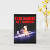 Carte Even Baddies Get Saddies Funny Cat Meme Aesthetic  (Fleur jaune)