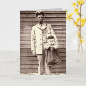 Carte Facteur en uniforme avec le bébé dans le sac (Fleur jaune)