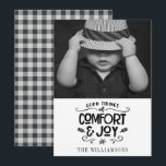 Carte Farmhouse moderne| Photo Black En vichy Christmas<br><div class="desc">Ferme moderne | Photo sur Black En vichy Christmas Card - Carte présente votre belle photo avec "Good Tidings of Comfort & Joy" en jolies lettres manuscrites. La carte est personnalisée avec votre nom de famille ou votre nom d'entreprise. Notre modèle de haute qualité vous permet de customiser facilement votre...</div>