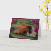 Carte Fée de Sheltie sur une protection de lis. psd de (Fleur jaune)