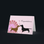 Carte Félicitations de fiançailles de mariage de Doxie<br><div class="desc">Carte de voeux lunatique de mariage/félicitations de fiançailles faite dans un pâle - rose, avec une fleur de regard marquée au poncif colorée grand par rose comme arrière - plan. Un brun et un teckel noir silhouettent le visage, avec les coeurs roses flottant. Personnalisez tout le texte, sur l'avant et...</div>