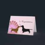 Carte Félicitations de fiançailles de mariage de Doxie<br><div class="desc">Carte de voeux lunatique de mariage/félicitations de fiançailles faite dans un pâle - rose, avec une fleur de regard marquée au poncif colorée grand par rose comme arrière - plan. Un brun et un teckel noir silhouettent le visage, avec les coeurs roses flottant. Personnalisez tout le texte, sur l'avant et...</div>