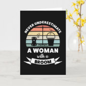 Carte Femme avec un Balai Cadeau drôle de nettoyage (Fleur jaune)
