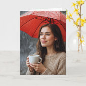 Carte Femme avec une coupe de café chaud sous un paraplu (Fleur jaune)