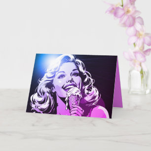 Carte Femme blonde appréciant sa glace