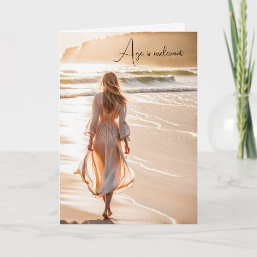 Carte Femme d'anniversaire à pied sur la plage (Devant)