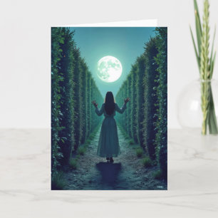 Carte Femme dans une haute haie éclairée par la lune