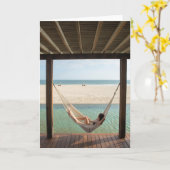 Carte Femme s'étendant sur un hamac à un petit hôtel (Fleur jaune)