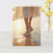 Carte Femme Sympathique Marchant Sur Le Sable Humide (Fleur jaune)