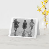 Carte Femmes marchant à Arlington Beach Photographie (Fleur jaune)