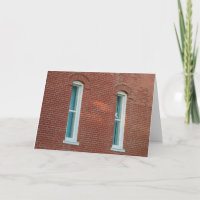 Fenêtres arquées sur mur en briques rouges