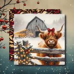 Carte Ferme vintage et Vache des Highlands<br><div class="desc">Carte de Noël carré sur le thème de la ferme personnalisée. Une ferme vintage avec une petite vache Highland debout à l'extérieur par une journée d'hiver enneigée.</div>