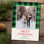 Carte Festif Famille Personnalisée Photo Vert Noël<br><div class="desc">Carte de Noël de style vintage,  prête pour vous à personnaliser avec votre propre photo préférée! Doté d'un motif traditionnel Buffalo Plaid en vert et noir,  et d'une jolie illustration de chien festif à l'intérieur. Le texte à l'avant,  à l'intérieur et à l'arrière peut être customisé.</div>