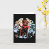 Carte Festive Chocolate Lab In Snowy Forest Winter Xmas  (Fleur jaune)
