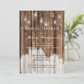 Carte Fête des mariées en bois rustique et lanternes (Debout devant)