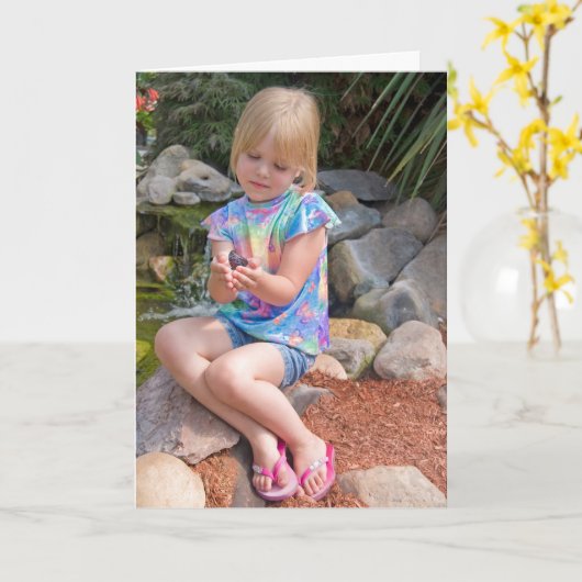 Carte Fille avec papillon (Fleur jaune)