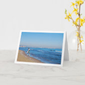 Carte Fille marchant sur la plage (Fleur jaune)