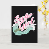 Carte Fille surfeuse faisant du surf (Fleur jaune)