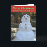 Carte Fils Snowman de Noël<br><div class="desc">Joyeux Noël à Notre Fils Merveilleux est écrit sur le devant de la Carte de voeux de Noël en texte vert sur arrière - plan rouge. Cheery Snowman traîne dans les bois avec des rochers pour les yeux, le nez et les boutons, des branches pour le sourire et les bras,...</div>