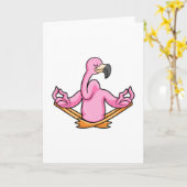 Carte Flamant rose au yoga en tailleur (Fleur jaune)