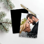 Carte Flammes de neige d'hiver noir blanc Photo de Noël<br><div class="desc">Flocon de neige noir et blanc d'hiver Noël Photo Cartes de Noël avec votre photo et un cadre sucré de flocons de neige blanc et blanc. Le dos est un noir chic, mais peut être changé. Veuillez nous contacter à cedarandstring@gmail.com si vous avez besoin d'aide pour la conception ou les...</div>