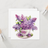 Carte Fleurs de lilas en fleurs dans une tasse à thé (Devant/Arrière en situation)