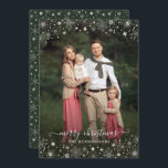 Carte Flocons de neige de l'hiver vert Photo de Noël<br><div class="desc">Cartes de Noël Flocons de neige de l'hiver festives avec votre photo et un cadre charmant de flocons de neige blancs fantaisistes. Le dos est d'un vert hivernal,  mais peut être modifié. Veuillez nous contacter à cedarandstring@gmail.com si vous avez besoin d'aide pour la conception ou les produits correspondants.</div>