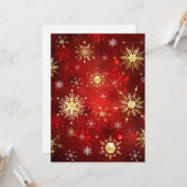 Carte Flocons de neige dorés de Noël sur fond rouge (Devant/Arrière en situation)