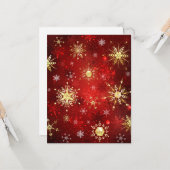 Carte Flocons de neige dorés de Noël sur fond rouge (Devant/Arrière en situation)