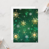 Carte Flocons de neige dorés de Noël sur fond vert (Devant/Arrière en situation)