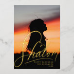 Carte Foil Photo Shalom Heart Hanoukka Holiday<br><div class="desc">Véritable feuille de papier à lettres "Shalom" avec détails du coeur,  sur la photo de fond de saignement. Choisissez votre couleur de feuille : or,  argent ou or rose,  et couleur de fond. Ajoutez d'autres photos à l'arrière ou écrivez un message.</div>
