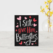 Carte For Couples _ I Still Give Him Butterflies _ Funny (Fleur jaune)