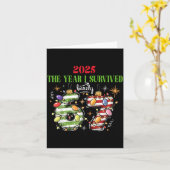 Carte Funny 2025 The Year I Survived Barely 67 Christmas (Fleur jaune)