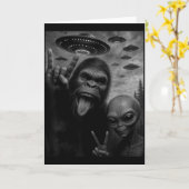 Carte Funny Bigfoot Selfie With Alien Sasquatch Rock On  (Fleur jaune)
