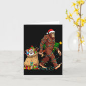 Carte Funny Bigfoot Steals Santa &amp; Xmas Tree - Chris (Fleur jaune)