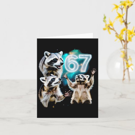 Carte Funny Chaotic Raccoon Howling At 67 Cosmic Six Sev (Fleur jaune)
