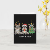 Carte Funny Christmas Racoon - Feral But Festive (Fleur jaune)