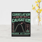 Carte Funny Correlation Does Not Imply Causation Premium (Fleur jaune)