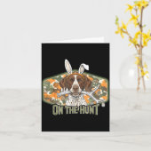 Carte Funny easter labrador retriever on the hunt bunny (Fleur jaune)