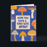 Carte Funny Fungi Mushroom Citation Retro Blue Anniversa<br><div class="desc">Cette carte d'anniversaire excentrique et colorée est parfaite pour quelqu'un qui aime un bon jeu de mots et une touche de fantaisie ! Avec une gamme ludique de champignons d'inspiration rétro dans les tons orange, jaune et bleu, il livre un message amusant et léger : "J'espère que vous avez un...</div>