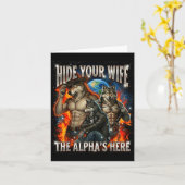 Carte Funny Graphic Tee Hide Your Wife The Alpha Is Here (Fleur jaune)