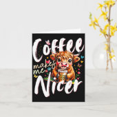 Carte Funny Highland Cow Coffee Makes Me Nicer Quote Hum (Fleur jaune)