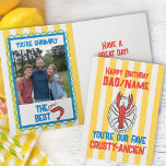 Carte Funny Homard Amalfi Yellow Stripe Photo Anniversai<br><div class="desc">Amène le Sass côtier directement à papa’s Morning Brew pour son anniversaire! Voici notre carte "Papa, You're Our Fave Crusty-Ancien'", où les vibes d'été italiennes rencontrent des puns de fruits de mer de la manière la plus amoureuse et croquante possible. Conçue dans l’esthétique tendance de la côte amalfitaine, cette carte...</div>