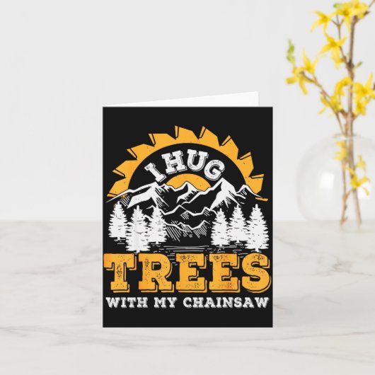 Carte Funny I Hug Trees Chainsaw Logger Mountain Design (Fleur jaune)