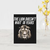 Carte Funny Lion Meme The Lion Doesn't Wait 18 Years Gen (Fleur jaune)