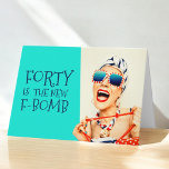 Carte Funny Quarty est le nouvel anniversaire des femmes<br><div class="desc">Envoyez une carte d'anniversaire vraiment drôle et unique à une femme qui célèbre son 40e anniversaire avec cette carte rétro glam 40e Anniversaire. Le design est composé d'une femme chic et chic avec lunettes de soleil rayées et turban aux cheveux avec un sac à pois et une serviette rayée, balayant...</div>